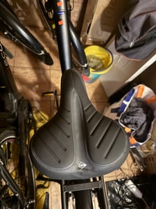 Cyklistické sedlo pro městská a cestovní kola, dámské a pánské pohodlné sedlo, ergonomicky tvarované, cyklistické sedlo se 2 odpruženími, snadné nasazení, velikost (DxŠxV) cca 25 x 21 x 11 cm Fotografie od zákazníka č. 1