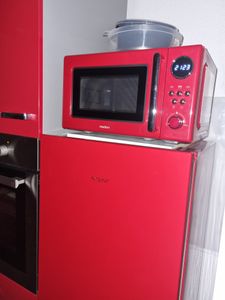 MEDION Retro Mikrowelle klein (20 Liter, ca. 800 Watt, 5 Mikrowellenstufen, 8 Automatikprogramme, Digitale Anzeige, Auftaufunktion, kompakt, MD15000) rot Kunden-Foto 1