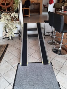 LZQ 2 x rampe pour fauteuil roulant 107-183cm en aluminium mobile Rampe pour fauteuil roulant pliable Rampe d'accès jusqu'à 300 kg antidérapante pour maison, escaliers, seuils Photo du client 1