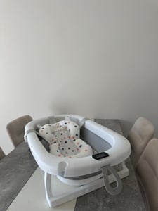 Faltbare Babybadewanne mit rutschfestem Badekissen,Badewanne XXL mit Thermometer,Kinderbadewanne mit Abflussloch für 0-24 Monate (Grau) Kunden-Foto 1