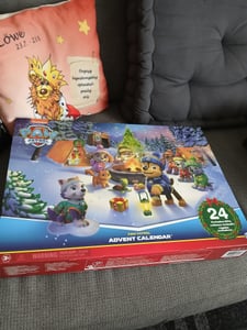 PAW Patrol Adventskalender 2025 zum Weihnachts-Episodenspecial – 24 Spielzeug-Überraschungen mit 7 Fahrzeugen, 11 Figuren und Zubehör, 3 Jahr(e), Mehrfarbig Kunden-Foto 1