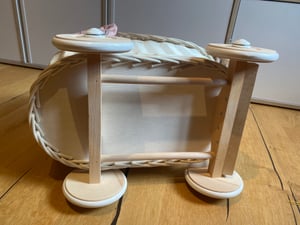Carrozzina per bambole in vimini di colore beige con lenzuola 48x30x45cm Foto del cliente 2