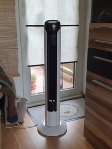 JUNG TVE23 Turmventilator 90cm mit Fernbedienung – Leise, Energieeffizient (45W), Kinderfreundlich, 75° Oszillation, Timer – Luftkühler für Räume Kunden-Foto 1