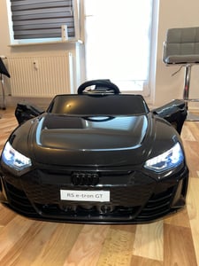 Audi RS e-tron GT  Kinderauto Kinder Elektroauto 12V mit Musik，breitem Sitz, verstellbarem Sicherheitsgurt Schwarz Kunden-Foto 10