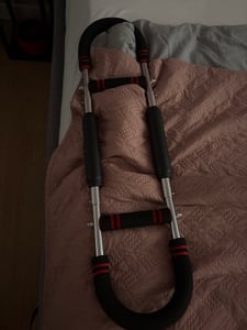KRUMAD Posilňovač ramien s nastaviteľnou dĺžkou, posilňovač prsných svalov s odporovou gumičkou, posilňovač hornej časti tela a brucha pre domáce použitie, zariadenie na cvičenie doma Fotografia od zákazníka č. 1