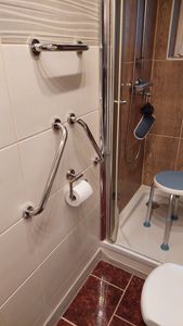 UISEBRT Duschstuhl 360° Drehbar Duschsitz Badestuhl Duschhocker Badhocker 7-Fach Verstellbar Max.136kg Rund Aluminium Plastik Kunden-Foto 3