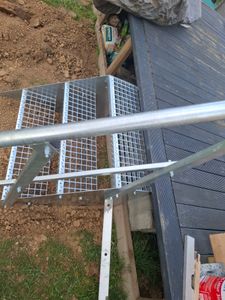 4 stupně volně stojícího schodiště model 1 pozinkované ocelové schodiště šířka 110 cm výška 84 cm se zábradlím na jedné straně Fotografie od zákazníka č. 1
