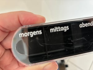 Relaxdays Pillendose 7 Tage, wöchentliche Tablettenbox, 4 Fächer, morgens, mittags, abends, nachts, Pillenbox, weiß/bunt Kunden-Foto 3