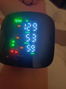 Handgelenk Präzision Automatisches Blutdruckmessgerät,Tragbares,LCD, automatischer Herzfrequenzmesser mit Manschette, wiederaufladbar,Schwarz Kunden-Foto 1