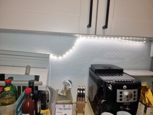 Brilo LED Streifen mit Bewegungssensor, Hintergrundbeleuchtung, indirekte Beleuchtung für Bett, Schrank, Regal, Küche, neutrales Weiß, selbstklebend Kunden-Foto 1