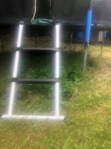 Diyarts Trampolinleiter (Gartentrampolin Leiter, mit 2 weichen Stufen für Aufstieg), solide Einstiegsleiter 100kg Belastbarkeit 85cm Rahmenhöhe Kunden-Foto 3