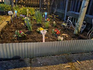 XMTECH 15 m Rasenkante Metall, Wellen Verzinkt Beetumrandung Beeteinfassung Mähkante Palisade 1500x15cm (L x H) Rasenkante(Silber) Kunden-Foto 1