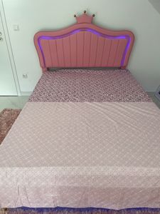 Merax Polsterbett 140x200cm mit LED, Jugendbett mit höhenverstellbarem Kopfteil und Lattenrost, Kunstleder Doppelbett mit Kroneform Kopfteil, Weiß Kunden-Foto 3