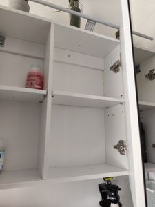 VASAGLE Hängeschrank Badezimmer mit Spiegel, 2 Türen, LED-Beleuchtung, Steckdose, Wandmontage, 13 x 56 x 58 cm, weiß Kunden-Foto 4