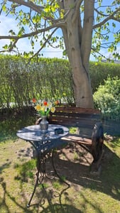 Kobolo stolik ogrodowy w kwiaty 60cm z dziurkowanymi otworami metalowy stolik szary metalowy stolik do ogrodu balkon taras meble balkonowe meble ogrodowe Zdjęcie produktu od klienta nr 1
