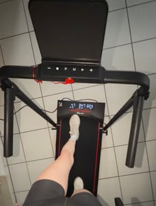 FunLife F4 Tapis de course pliable, Walking Pad 4-en-1 avec inclinaison de 7 %, silencieux pour la maison et le bureau, adapté aux sen, bleu Photo du client 1