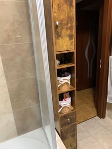 Bardzo oryginalna szafka w stylu rustykalnym . 