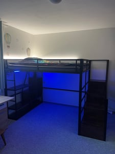 Merax Etagenbett Hochbett 140x200 cm, mit LED-Licht, Ablagefach, integrierten Stufen, Kinderbett, Metall Stockbett, Jugendbett, Eisenbett, Weiß Kunden-Foto 1