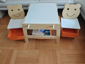 COSTWAY Tavolo per bambini con 2 sedie, tavolo da disegno 5 in 1 con lavagna, lavagna bianca, 4 ganci e contenitori in tessuto, set di sedie per bambini dai 3 anni in su, naturale Foto del cliente 3