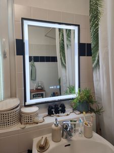 Puluomis Badspiegel 50x70 beschlagfrei mit 3 Farbe Beleuchtung, dimmbare Helligkeit, Badezimmerspiegel mit Digitaluhr, Temperatur silbern Kunden-Foto 5