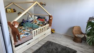 Crazy Pine Hausbett mit Schubladen 140x200 cm – Kinderbett aus Naturholz in Weiß – Bodenbett mit Stauraum und Abnehmbarer Barriere - Crazy House Kunden-Foto 7