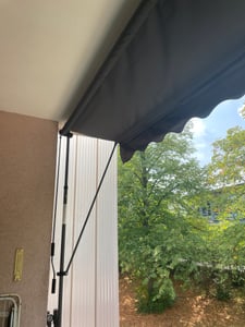 FIVMEN Klemmmarkise Balkon 350cm breit - Markise mit Handkurbel Höhenverstellbar Balkonmarkise ohne Bohren, UV-Schutz, Sonnenschutz, Wetterfest (350 x 120cm, Grau) Kunden-Foto 6
