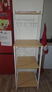VASAGLE Standregal mit 4 Ebenen, Küchenregal mit Ladestation, 8 Haken, 40 x 45 x 140 cm, goldeichenfarben-weiß Kunden-Foto 2