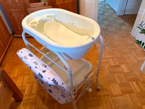 COSTWAY 4 in 1 Wickeltisch klappbar mit Badewanne, tragbare Wickelkommode mit Wickelauflage, mobile Wickelstation mit Universalrädern für 0-12 Monate Baby, bis 35 kg belastbar (Hellgrau) Kunden-Foto 1