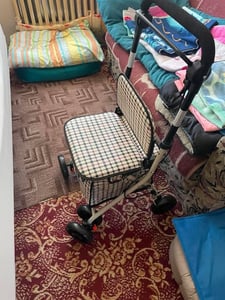 Rolátor s velkou nákupní taškou a sedákem.Nákupní vozík Mobiclinic se sedákem.Skládací nákupní vozík Coliseo s košem o objemu 21 litrů.Ocelový nákupní vozík s 4 koly Fotografie od zákazníka č. 1