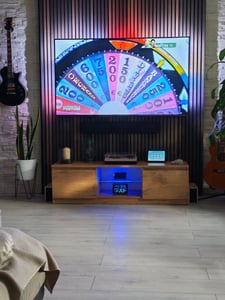 Meuble TV 140 cm, chêne LanceLot, noir, façade avec éclairage LED, épaisseur 18 mm, fermeture silencieuse Photo du client 1