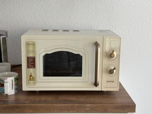 Gorenje MO20E1HRL Retro Standmikrowelle, 5 Leistungsstufen, 700 Watt, 20 l Volumen, Glastür, beige Kunden-Foto 1