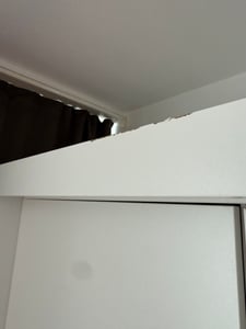 Geräumiger vier-türiger Kleiderschrank KLARI mit Schubladen und Metallgriffen – modernes Design Kunden-Foto 3