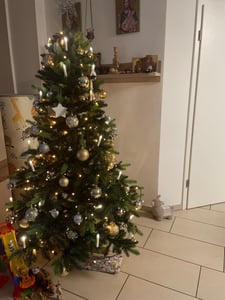 Albero di Natale artificiale Premium 180 cm - con supporto in legno, abete Nordmann, abete artificiale, realistico, rami fitti con LED Foto del cliente 13