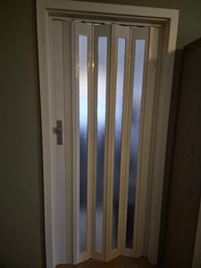 Falttür Modell 4 Glas weiß glänzend 84x205cm Falttür Schiebetür Lamellentür Nischentür aus Kunststoff Faltwand Kunden-Foto 1