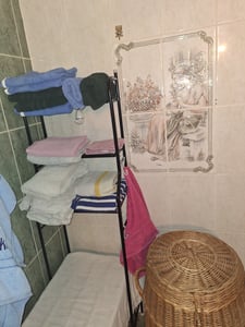 Platzsparendes Badregal, Toilettenregal aus Eisen ohne Bohren mit Haken, für kleine Bäder - BATHFLEX Schwarz Kunden-Foto 4