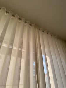 Gardinenschiene Innenlauf auf Maß 1-läufig Weiß - Serie Square – 60cm Kunden-Foto 2