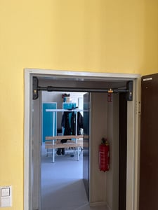 TREX SPORT Klimmzugstange für Türrahmen TX-010PB | Pull Up Bar Türreck, verstellbar 60-100cm, Anti-Rutsch Griffe, 200kg belastbar, ohne Bohren, stabil Kunden-Foto 2