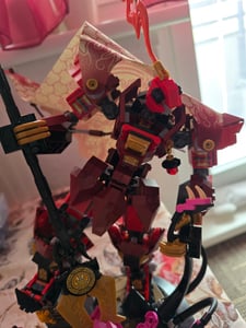 LEGO NINJAGO Der Feuerritter-Mech - Monstrosity Set mit beweglicher Figur, 2 Minifiguren und einem Seeungeheuer auf einem Ständer - Geburtstagsgeschenk für Jungen & Teenager ab 14 Jahren - 71846 Kunden-Foto 5