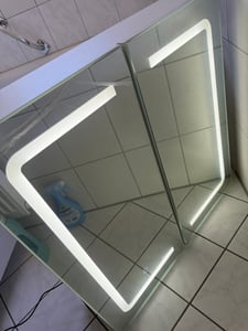 AODEMOKO Spiegelschrank, mit Beleuchtung und Steckdosen, 2 Offenes Ablagen, Weiß Kunden-Foto 1
