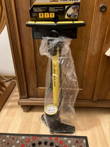 Dunlop Fahrradpumpe mit Manometer für Dunlop-, Schrader- und Französisches Ventil - Inkl. Adapter für Wasserspielzeug und Bälle Kunden-Foto 1