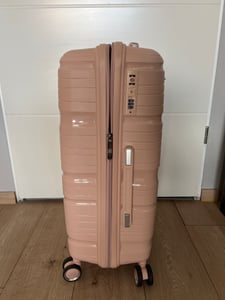 SKYCASES Travel One – Mittelgroßer-Koffer 68 L - Hartschalenkoffer aus Polypropylen – mit 4 Rollen & Kombinationsschloss – 41 x 24 x 69 cm - Hellrosa Kunden-Foto 4
