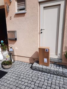 Trotz vorheriger Mitteilung eines Ablageortes für die Lieferung, stand das Paket davor für jeden sichtbar. 