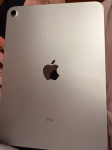 Apple iPad 10,9 pouces Wi-Fi - 10. Generation - Tablette - 64 Go - 27,7 cm (10,9") IPS (2360 x 1640) - Argent Photo du client 1