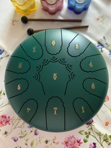 SucceBuy Zungentrommel Ø305 mm, 13 Töne, Regentrommel in C-Dur, inkl. Notenbuch & Schlägel, Perkussionsinstrument für Meditation, Yoga und musikalische Anfängerausbildung, Steel Tongue Drum in Marineblau Kunden-Foto 1