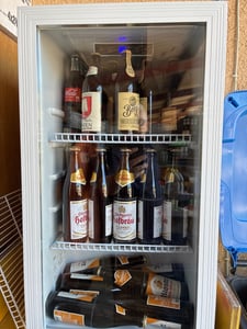 PKM GKS90CW Flaschenkühlschrank Getränkekühlschrank, Display & Touch Control, LED-Beleuchtung, 89 Liter Kunden-Foto 3