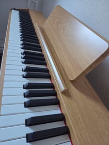 COSTWAY 88 Tasten Digitalpiano mit Ständer, E-Piano mit Tastatur, 3 Pedalen, 80 Demos, 800 Klänge, 600 Rhythmen, USB-MIDI-Anschluss, Keyboard Kunden-Foto 2