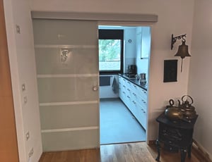 doporro Glasschiebetür komplettset 90 x 205cm Schiebetür mit ESG 15mm Wandabstand Zimmertür vollsatiniert mit Muschelgriff Kunden-Foto 2
