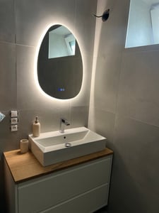 EMKE LED-Badspiegel mit Touchschalter, Rahmenloser Spiegel mit Beleuchtung, Asymmetrisch, Anti-Beschlag, 3 dimmbare Lichtfarben, 65 x 45 cm Kunden-Foto 2