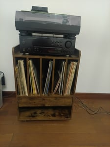 Schallplattenständer, Plattenständer mit 5 Fächern, Schublade & offener Ablage, mobiler Plattenspieler Tisch mit Rollen, Schallplattenschrank für Wohnzimmer & Musikzimmer Kunden-Foto 1