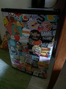 Klarstein Cool Vibe - Kühlschrank, Volumen: 72L, VividArt Concept: Tür mit Stickerbomb-Design Print, Eisfach, Eiswürfelform, Geräuschentwicklung: 42 dB, schwarz Kunden-Foto 1